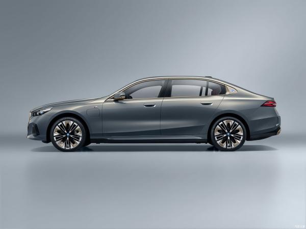 2024 BMW i5 eDrive 35L M Sports Package 567km Pure Electric Cruising Range and Standards