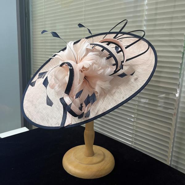 Festival de carreras de caballos, suministros de millería, pluma y sombrero de Sinamay, fascinador.