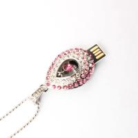 Collier en forme de cœur en forme de goutte d'eau Collier en cristal avec puce cachée à l'intérieur