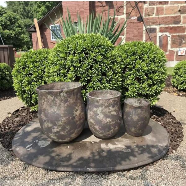 gris avec des taches beige planteur en fibre ronde d'argile avec une texture tachetée et météorologique légère durable à faible entretien pot de fleurs vacances Villa bureau décoration jardin projet d'aménagement paysager