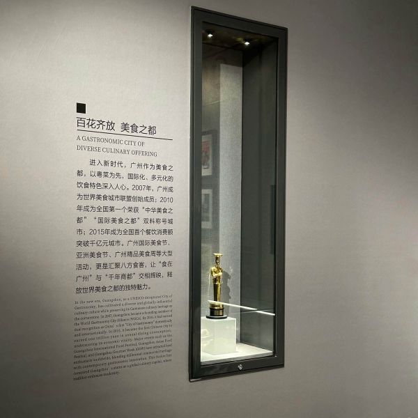 Space-conscious Niche Glass Display Case Wall Integrated Display Cabinet