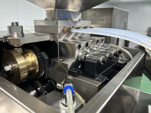 6 дюймовый средний сервомотор Косметическая мягкая желетина Капсулы изготовительная машина для продуктов по уходу за кожей