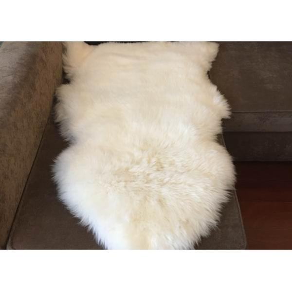 Половик пола меха живущей комнаты мягкий белый, ровные крышки автокресла овчины шерстей