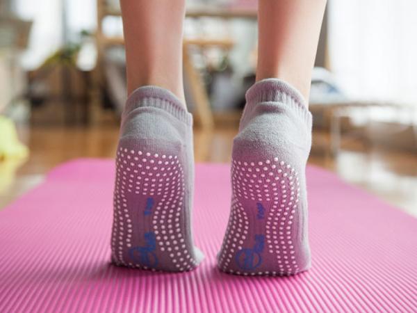 Cotton Gym Sports Non Slip Fitness Socks Quick Dry With Jacquard / Embroidery Pattern