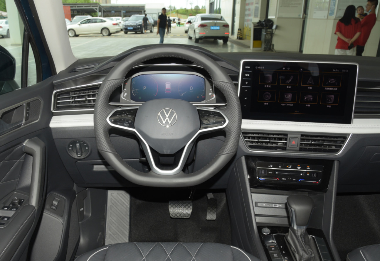 TIGUAN L 2022 330TSI Auto 2WD Smart Version Средний внедорожник Бензин 5 дверей 5 мест