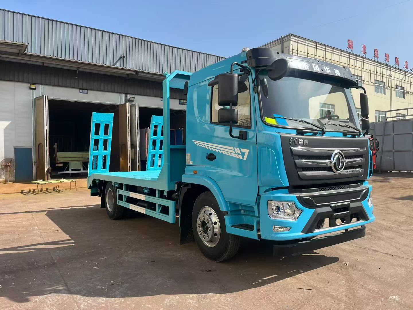 DONGFENG 4x2 Diesel Flatbed Truck Emission Compliant Platform Truck for Heavy Equipment Transport