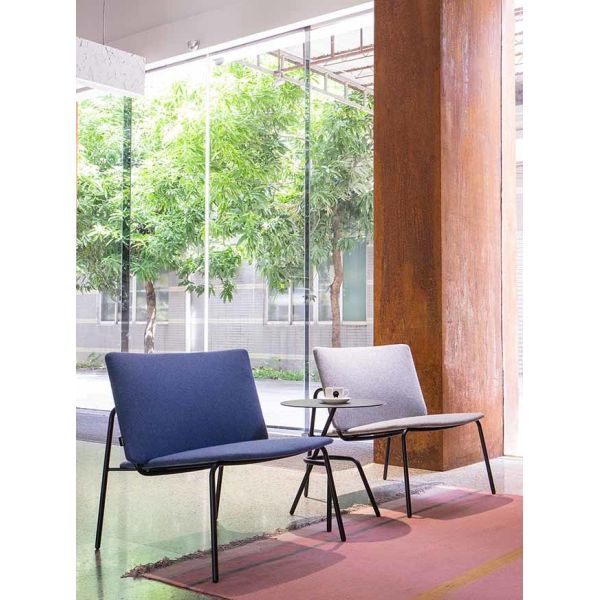 Luxury Upholstered Molded Lounge Chair Fabric With Powder Coated Metal Legs
