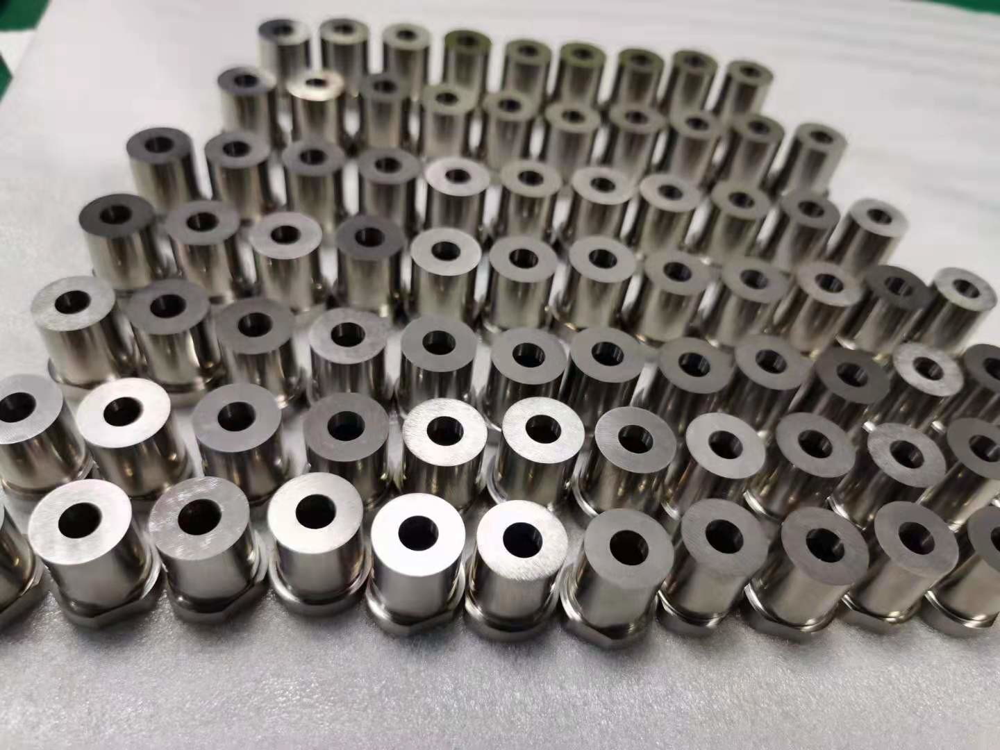 Компоненты прессформы точности OEM SKD11 отделывают поверхность отполированная пресса умирают