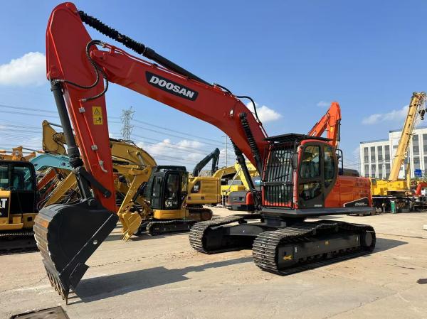 En bon état, utilisé, excavateur Doosan DX225LCA, de seconde main.