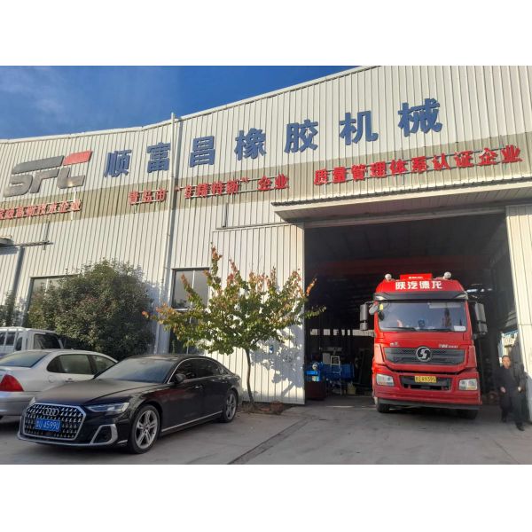 China Hot Feed Type Rubber Extruding Extrusion Machine / Rubber Strainer Extruding Manufacturer