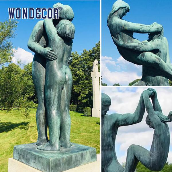 Взрослые и дети играют в бронзовые статуи скульптуры в открытых парках