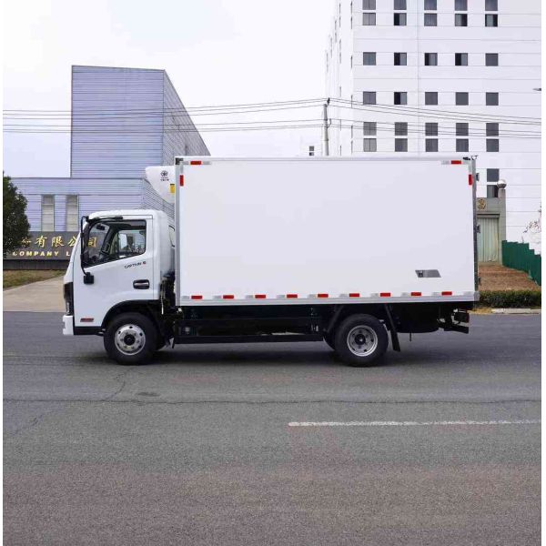 Dongfeng 4*2 Drive Refrigerator Truck 4ton 5ton 6ton Diesel Fuel