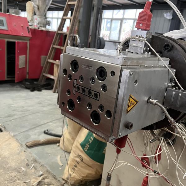 Electroplating Polishing PVC Skirting Baseboard Profile Extrusion Mould for Products