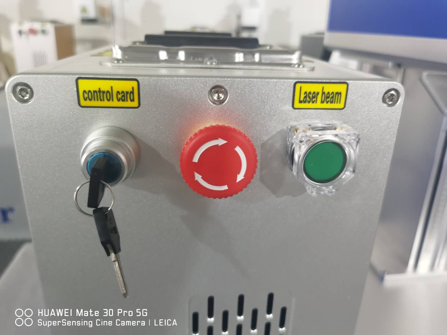 Портативная маркировка лазера волокна 20W 50W подвергает механической обработке для украшений