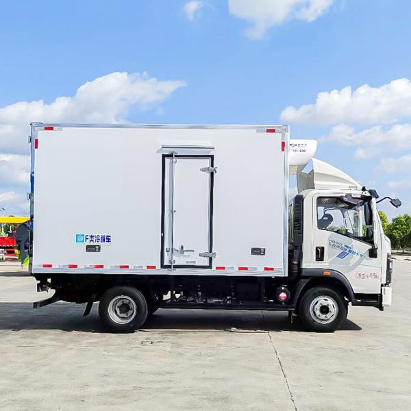 SINOTRUK Howo 5 Ton Refrigerator Truck Box Van for Meat and Fish Delivery Vehicle Temperature Range 2- -18