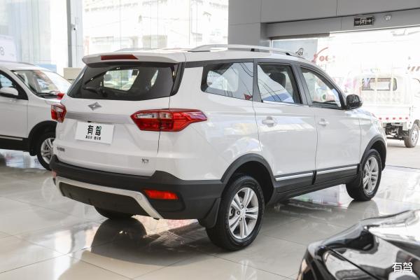 Elegant LHD Family Sports Gasoline Vehicle For Adult 5 / 7 Seats Economy Car