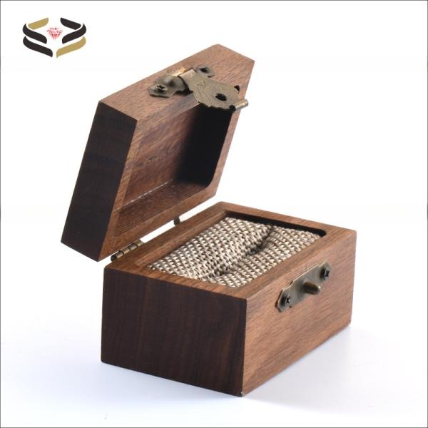 Caja de anillo de madera de nogal Cajas de embalaje de madera maciza Logotipo personalizado 60*40*36mm