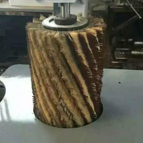 Древесное шлифовальное устройство с шлифовальной рулой, шлифовальная рулой для шлифовальной бумаги