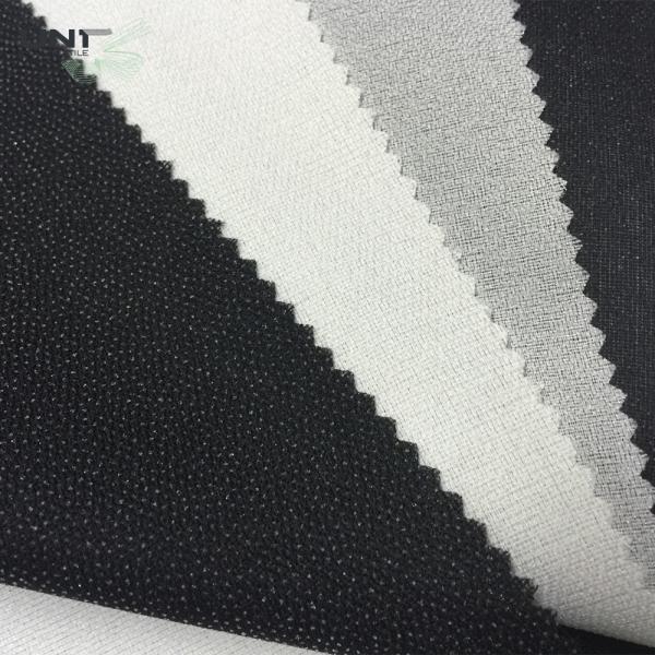 Noircissez le crochet couvert et l'oeil de tissu utilisés pour le pardessus, la robe et les pantalons