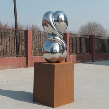 Esculptura de acero pulido y retorcido del escultor Richard Hudson