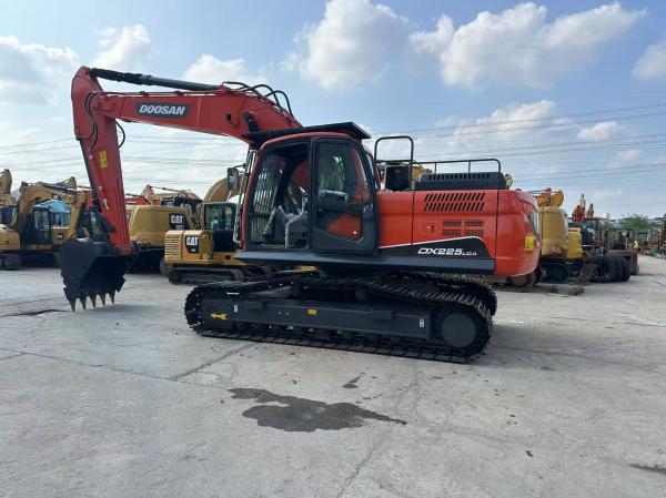 En bon état, utilisé, excavateur Doosan DX225LCA, de seconde main.