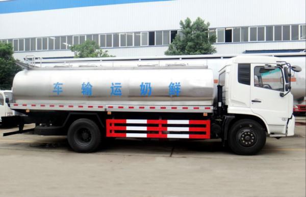 A entrega do petroleiro do caminhão do depósito de leite de DONGFENG 10cbm e do leite dos reboques transporta o caminhão