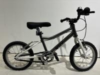 Bicycle à frein à quatre roues à vitesse unique et pneus pneumatiques