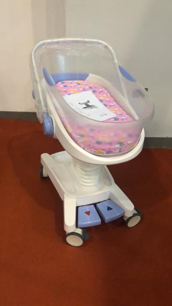 Branco do trole do bebê do hospital da carga do controle de sistema hidráulico 25kg da ucha do bebê da cama da criança do hospital