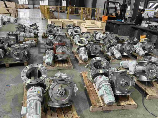 Ventilateur rotatif à décharge et à mesure de poudre