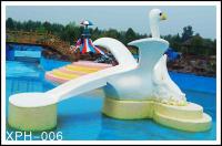 Los niños que la pequeña piscina de agua de la fibra de vidrio del cisne de la historieta resbala para la aguamarina piscina parquean/