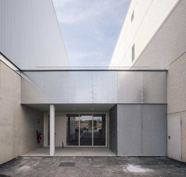 Entrepôt, atelier, immeuble de bureaux en structure d'acier longue durée avec conception gratuite et panneaux sandwich ou tôles d'acier