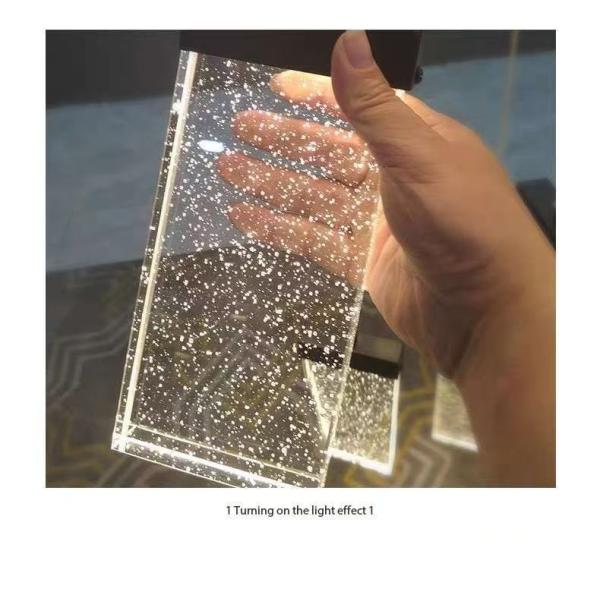 Éclairage de l'escalier du hall d'hôtel Aluminium et lampe suspendue en cristal pour un design moderne