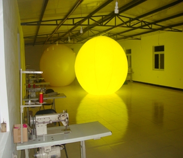 Настраиваемый логотип Гигантский надувный воздушный шар Летающий светодиодный свет Гелий Надувный флаг