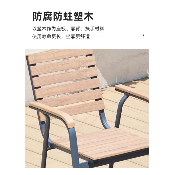 Tableau et chaises en WPC (composite bois-plastique) pour l'extérieur: imperméables à l'eau, au soleil et aux intempéries pour les jardins, les patios, les balcons et les terrasses.