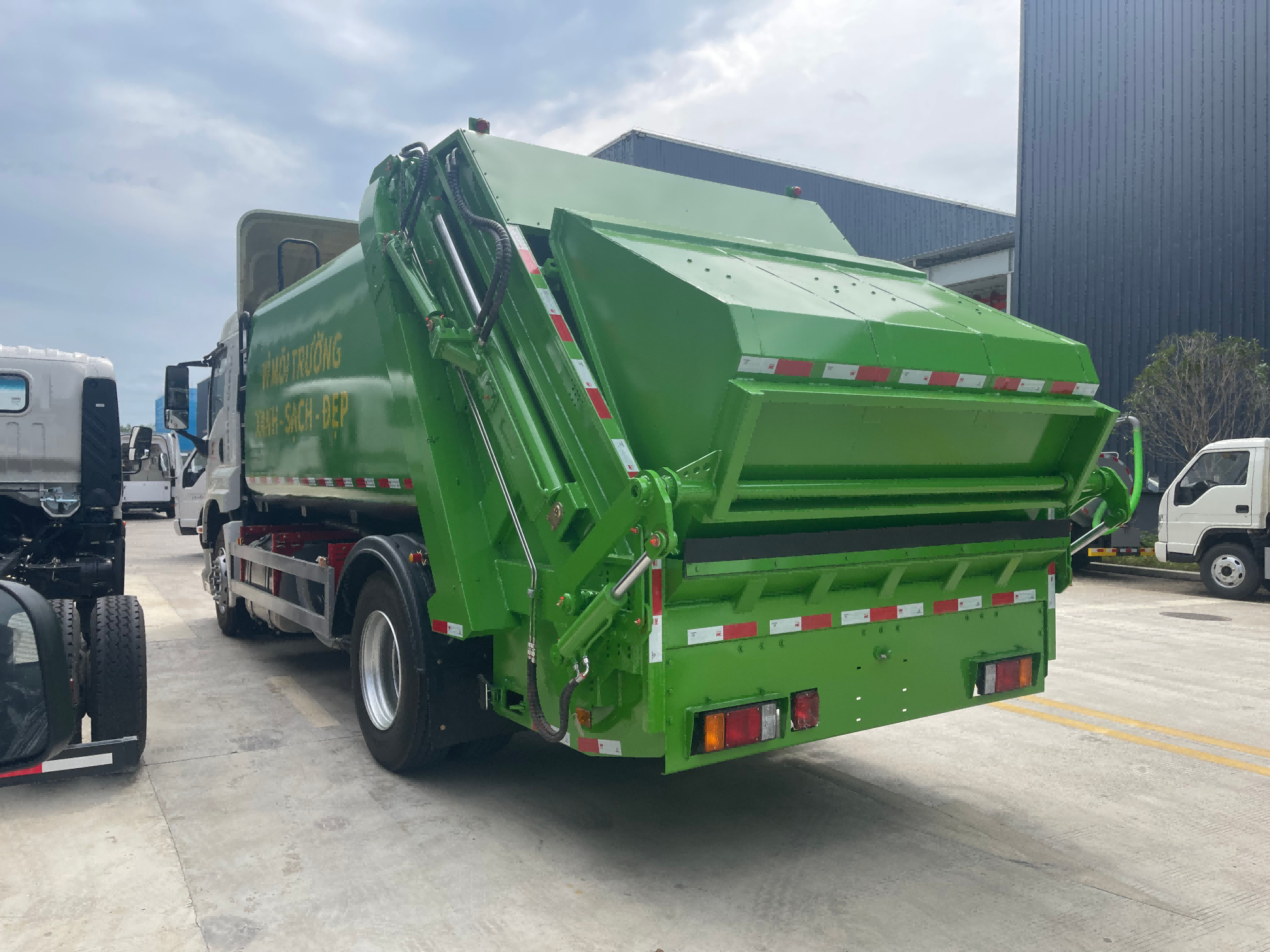 ISUZU Garbage Compactor Truck with 12m3 Volume Euro 4 Emission and Mechanized Rear Loading