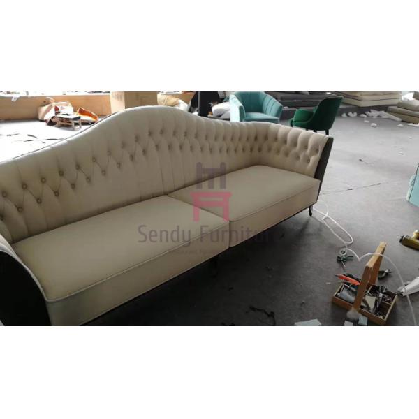 Великолепным покрытое рутением кресло софы ресторана установленное кожаное для лобби гостиницы