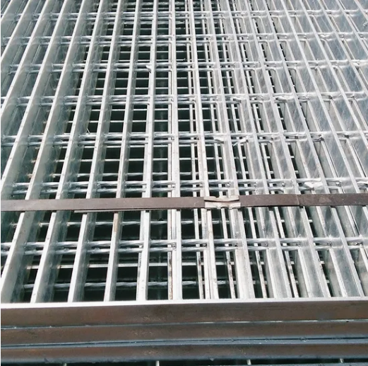 Hot-Dip Galvanized Steel Stair Treads with Square Grid for Corrosion Resistant Outdoor Steps
