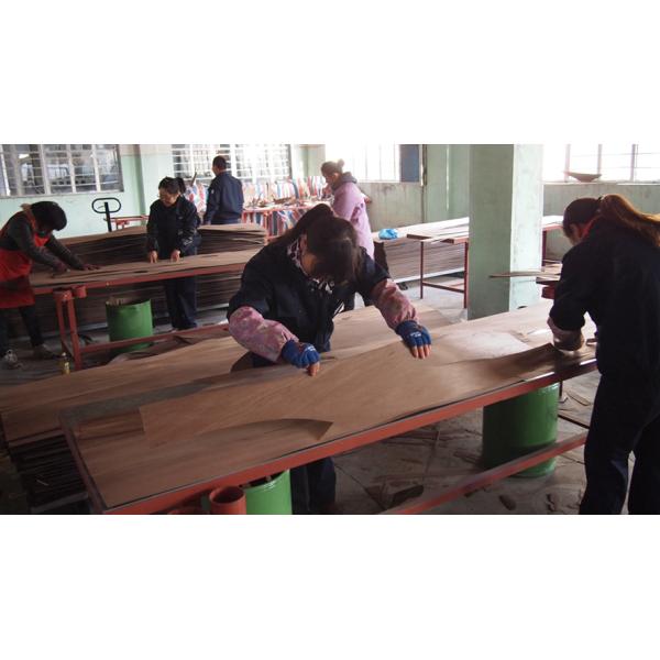 Реконструированный шпон дерева Желтый дуб Вертикальное направление распила четверть 3050*640мм для отделки отелей 113S / 335S