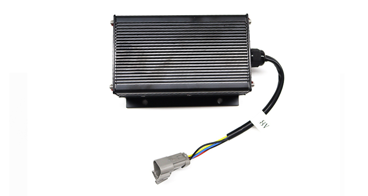 Forklift DCDC Converter with Contactless Switch Technology, Pre-Charge Protection, and IP65 Protection for Reliable On-Board Power Supply