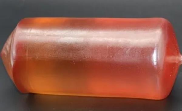 SrTiO3 cristal único é usado para o crescimento epitaxial e a maioria dos filmes de óxido