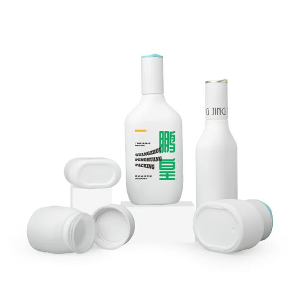 Стеклянный косметический лосьон разливает сливк по бутылкам стороны раздражает упаковку заботы кожи