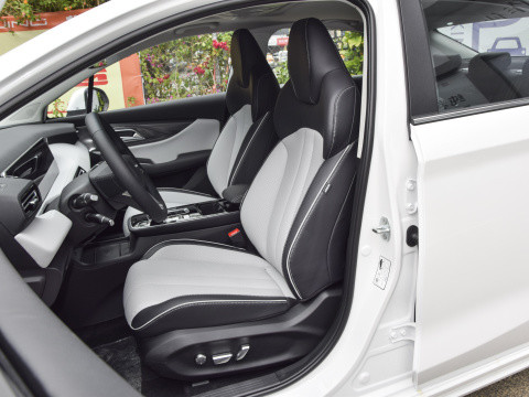 PEKÍN EU5 Coche eléctrico compacto de 4 puertas y 5 asientos