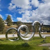 Escultura de serpiente de acero inoxidable de 3 metros de altura en Noruega