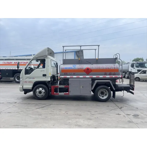 Foton 2000 Liters Small Fuel Tanker Truck for Efficient Transport