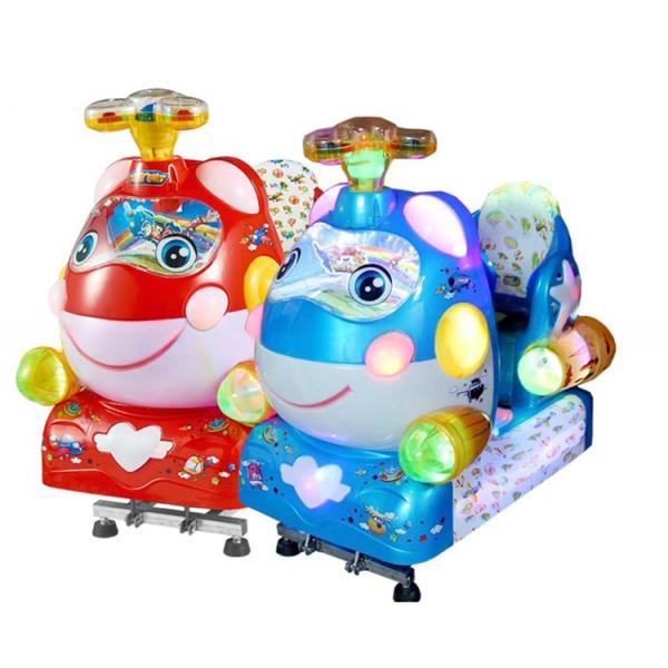 Les enfants du centre commercial jouent à des jeux de terrain.