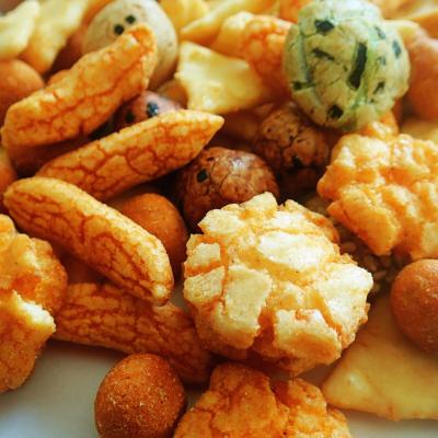 O biscoito quente do arroz da venda com os petiscos japoneses da grão do amendoim revestido misturou biscoitos do arroz de Senbei