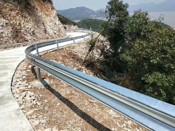 Q235 Q345 Segurança rodoviária Guarda-corrimão e barreira de tráfego para o seu país