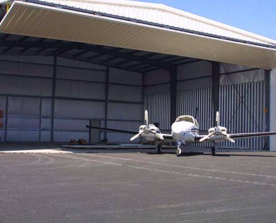 H形鋼フレーム付き鉄骨構造航空機格納庫