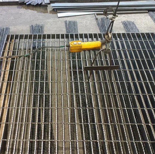 Hot Dip Galvanized Serrated Stainless Steel Grating for Industrial Walkways and Platforms