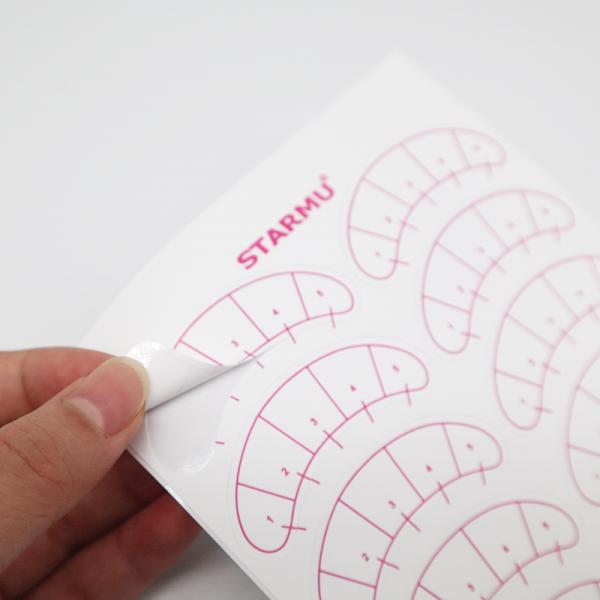 La etiqueta engomada de las extremidades del ojo de la práctica de la extensión de la pestaña envuelve los remiendos de papel